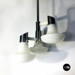 Lampadario a tre luci in acciaio cromato e vetro opalino, 1970 ca.