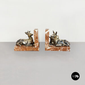 Fermalibri in marmo rosso e figure di cervo in ottone, inizio 1900