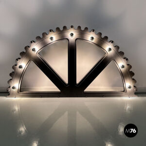 Oggetto di scena luminoso a semicerchio, 2020 ca.