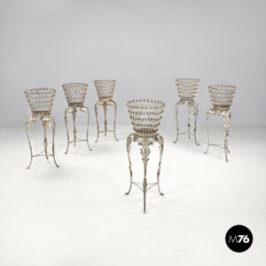 Portavasi in ferro battuto bianco con decori floreali, 1900 ca.