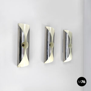 Applique in metallo cromato e bianco, 1970 ca.