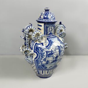 Vaso con coperchio in maiolica, 1715